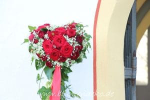Vergrößern Kirche Georgenried, Waakirchen, Tegernsee, rote Rosen, Buchskränze (16)_ergebnis