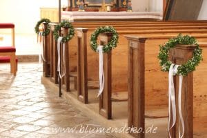 Vergrößern Kirche Georgenried, Waakirchen, Tegernsee, rote Rosen, Buchskränze (27)_ergebnis