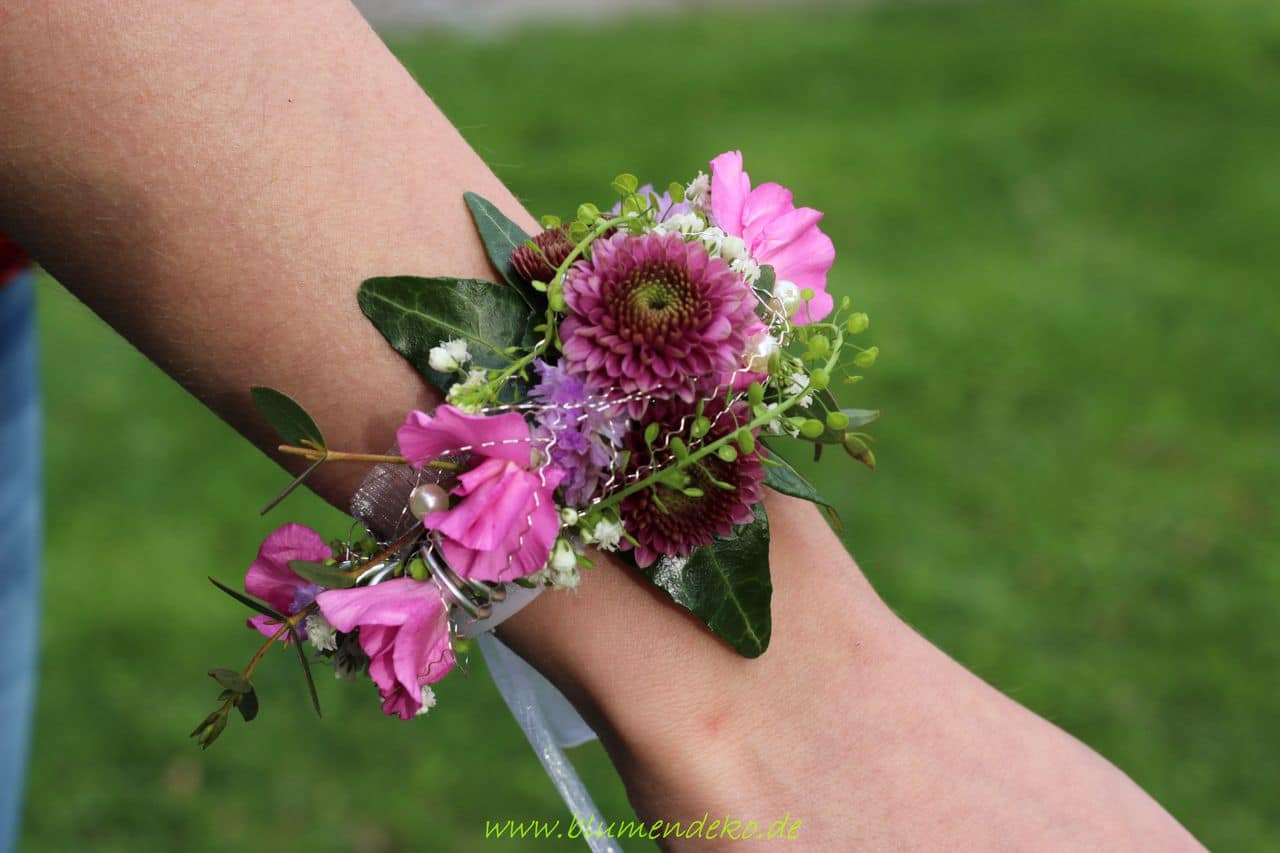 Blumenarmband in Lila und Magenta