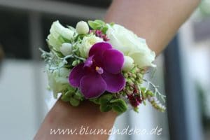 Blumenarmband weiß lila brombeer orchidee
