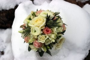 Brautstrauß Winter Rosen Disteln