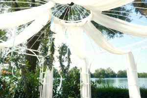 Hochzeitspavillon mit Efeu-Kränzen